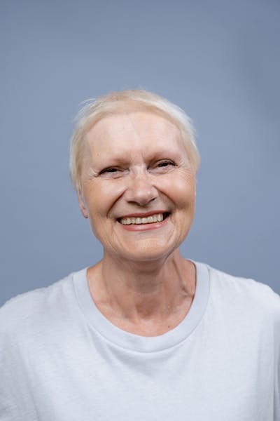 Idosa sorrindo — aposentadoria por idade