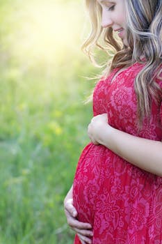 Gestante sorrindo — salário maternidade